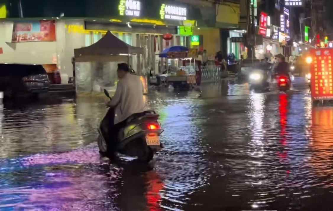 广东部分城市遭海水倒灌:成因多种,潮位正逐渐恢复正常