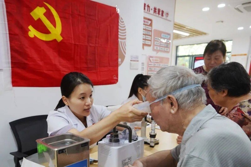 党建引领强质量 服务社区护民生 —— 福州东南眼科医院党委走进屏山社区开展眼健康服务