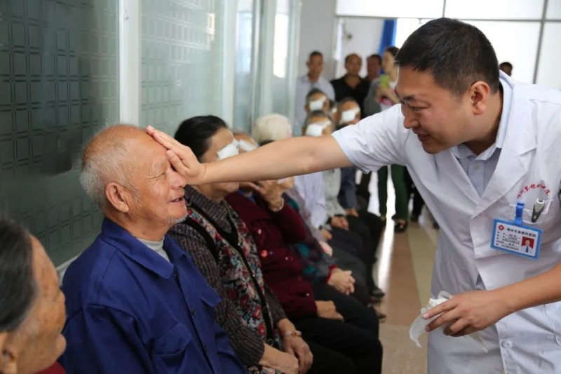 中国医师节,致敬光明守护者