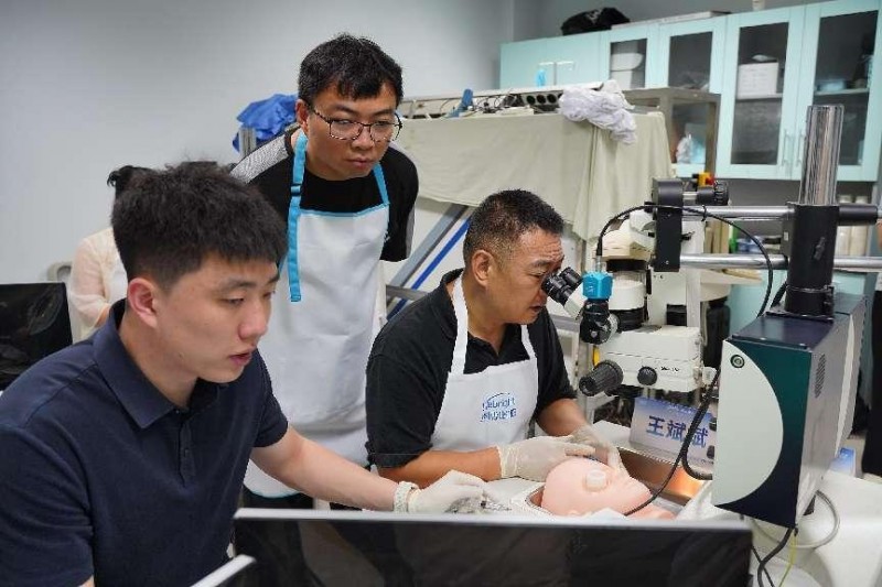 龙晶?pr区域培训中心授牌仪式暨东南大区首届培训认证会在东南眼科医院举办