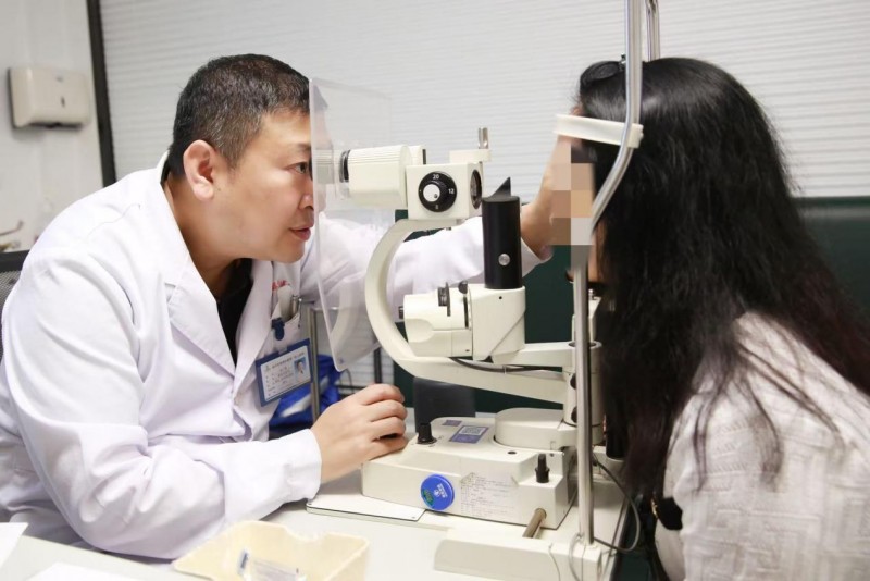 清晰k线“回归” 老股民阿姨笑了 重阳节当天(周三),东南眼科医院推出“晶彩重阳 清晰同行”公益活动,助力中老年群体眼健康