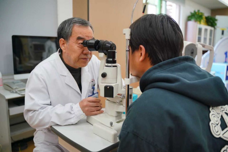 东南眼科医院为见义勇为英雄子女照亮警校梦