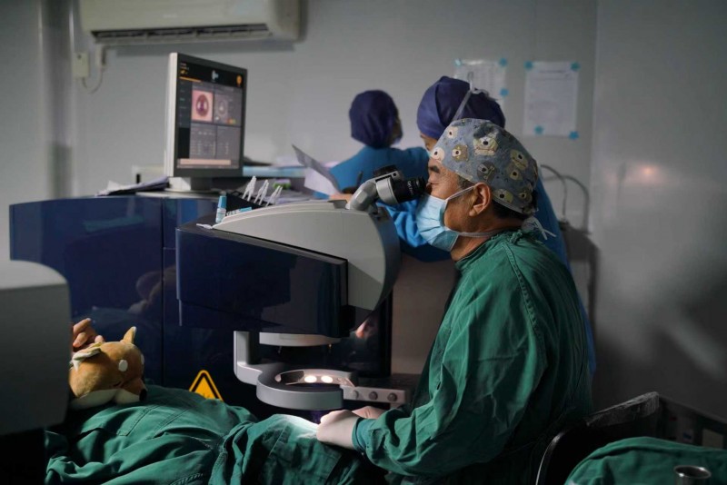 东南眼科医院为见义勇为英雄子女照亮警校梦