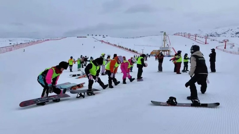 油画塔城·新年新景 | 热雪欢歌启新章——塔城地区冰雪文化旅游季多彩活动点燃冰雪激情