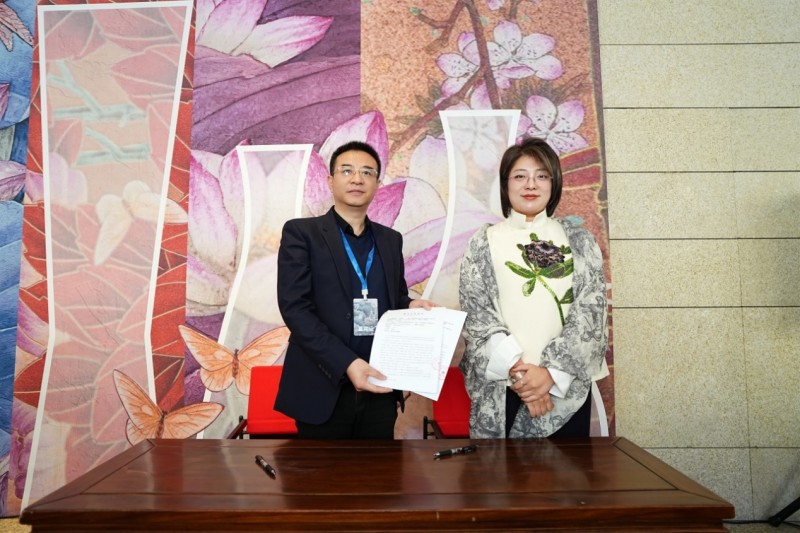 泥金飞彩诗心万象:守护者传播计划·张闻冰陶瓷艺术展在京开幕