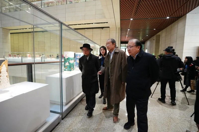 泥金飞彩诗心万象:守护者传播计划·张闻冰陶瓷艺术展在京开幕