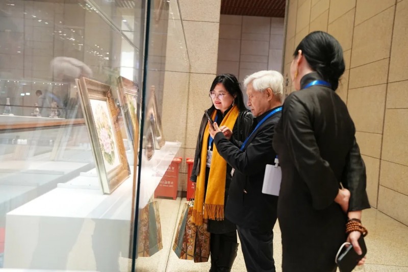 泥金飞彩诗心万象:守护者传播计划·张闻冰陶瓷艺术展在京开幕