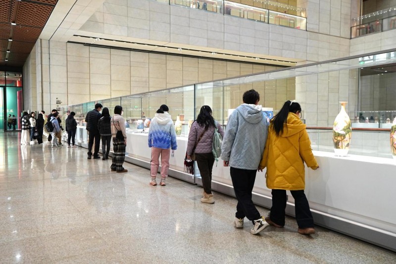 泥金飞彩诗心万象:守护者传播计划·张闻冰陶瓷艺术展在京开幕