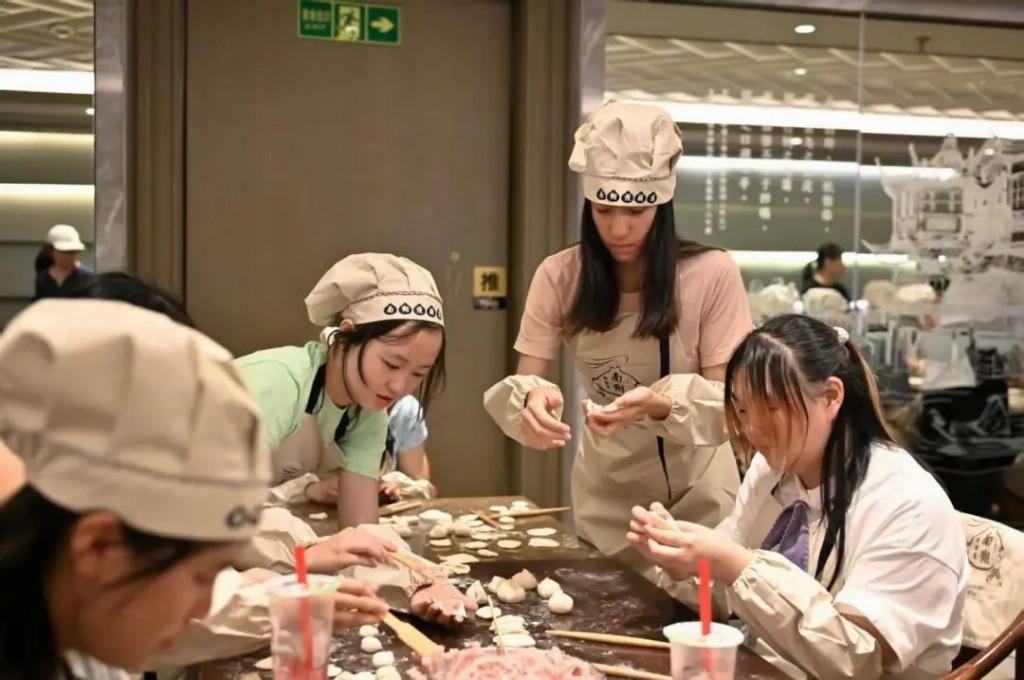 海创黄浦·智汇z世代 | 从舌尖到指尖:华裔青少年深度体验中国非遗文化