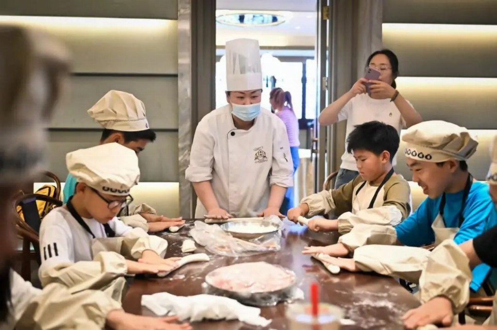 海创黄浦·智汇z世代 | 从舌尖到指尖:华裔青少年深度体验中国非遗文化