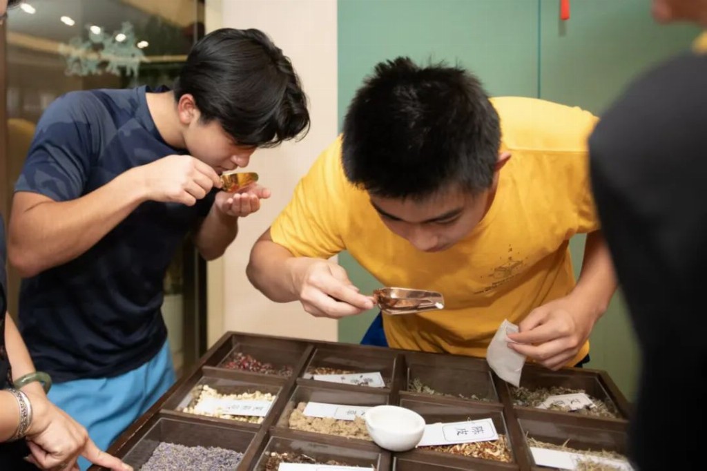 海创黄浦·智汇z世代 | 从舌尖到指尖:华裔青少年深度体验中国非遗文化