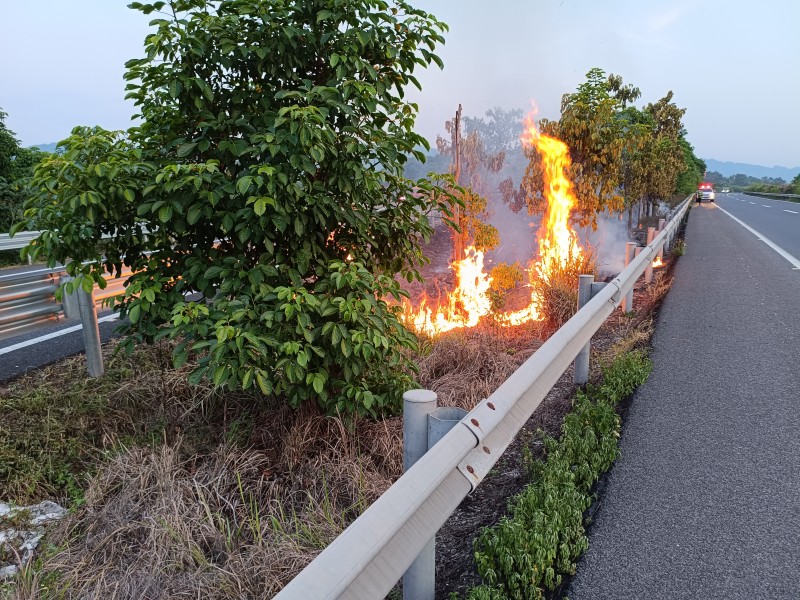 惊险!高速中央分隔带突发火情 执法人员高温夜战化险为夷