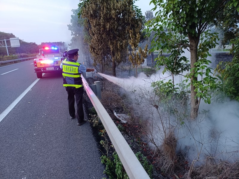 惊险!高速中央分隔带突发火情 执法人员高温夜战化险为夷