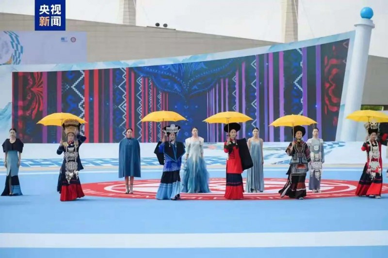 “彝脉相承” 团队实现彝族华服闪耀千年匠心,非遗时尚碰撞时代新声