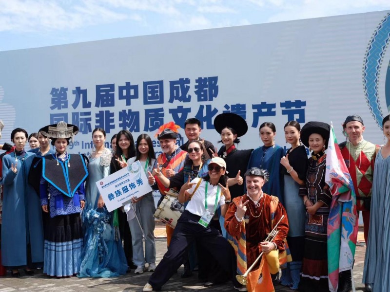 “彝脉相承” 团队实现彝族华服闪耀千年匠心,非遗时尚碰撞时代新声