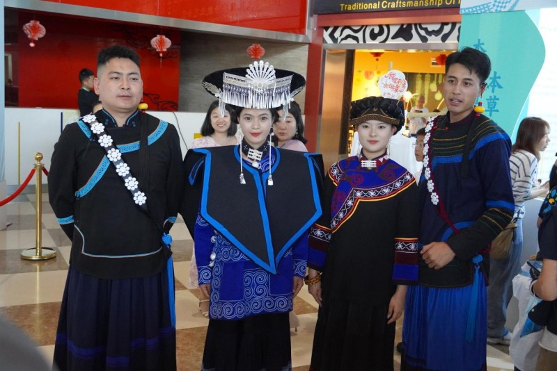 “彝脉相承” 团队实现彝族华服闪耀千年匠心,非遗时尚碰撞时代新声