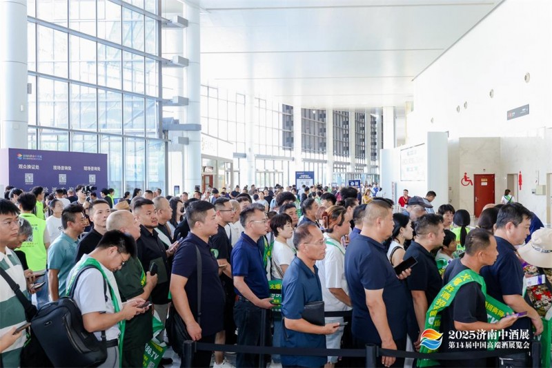 2025济南中酒展盛大举办,五粮液股份春夏秋冬郎世宁花鸟酒获金盛奖