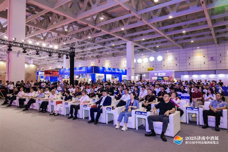 2025济南中酒展盛大举办,五粮液股份春夏秋冬郎世宁花鸟酒获金盛奖