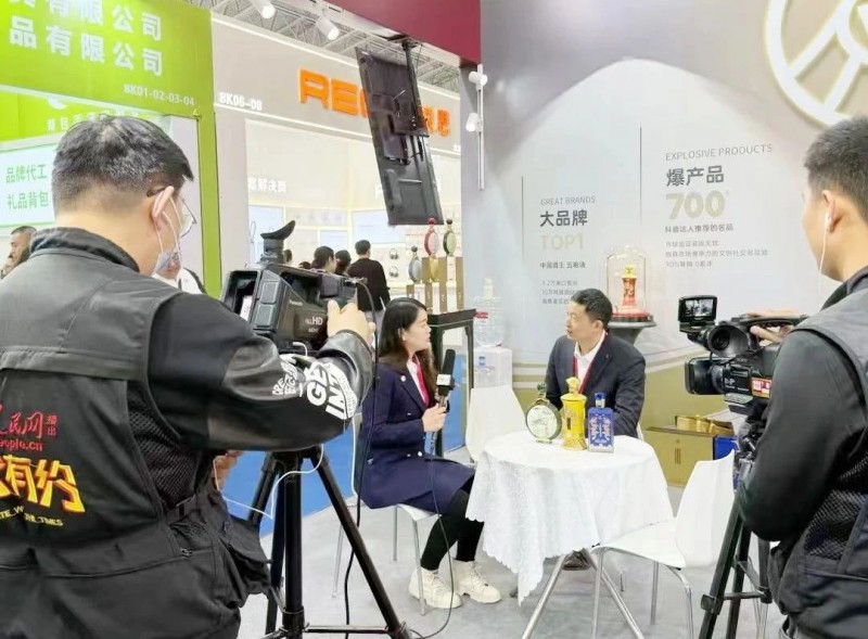 2025济南中酒展盛大举办,五粮液股份春夏秋冬郎世宁花鸟酒获金盛奖