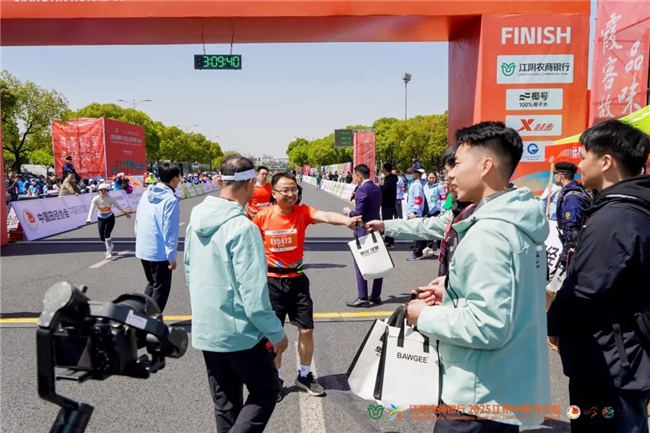 江阴农商银行2025江阴半程马拉松鸣枪开跑!女子打破赛会纪录!