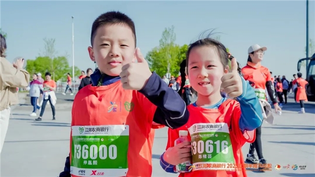 江阴农商银行2025江阴半程马拉松鸣枪开跑!女子打破赛会纪录!