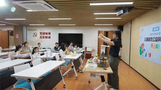 从捏捏乐到巴克球:这堂公益课让孩子们亲手‘检测’玩具,边玩边避坑