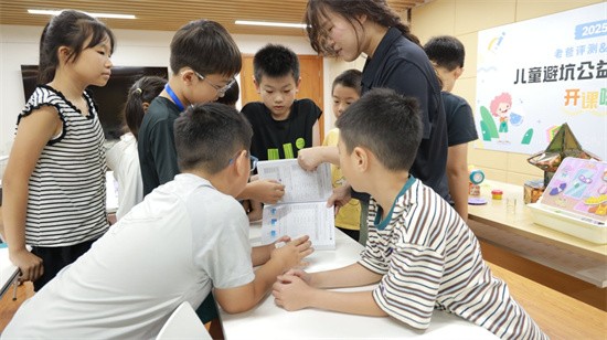 从捏捏乐到巴克球:这堂公益课让孩子们亲手‘检测’玩具,边玩边避坑