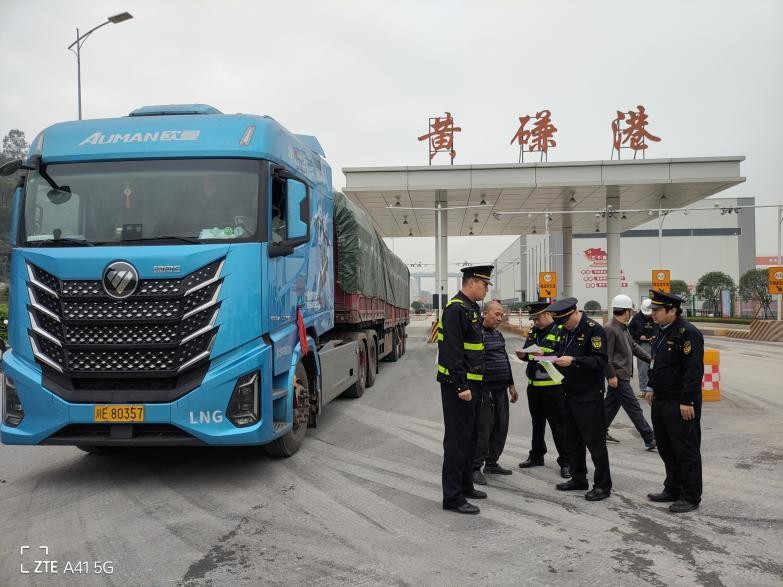 交通普法进港区 安全护航促发展