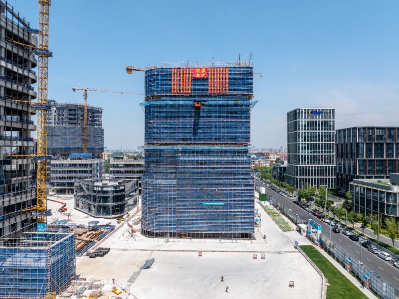 刷新进度条!由中建八局总承包公司承建的文景总部园项目主体结构全面封顶