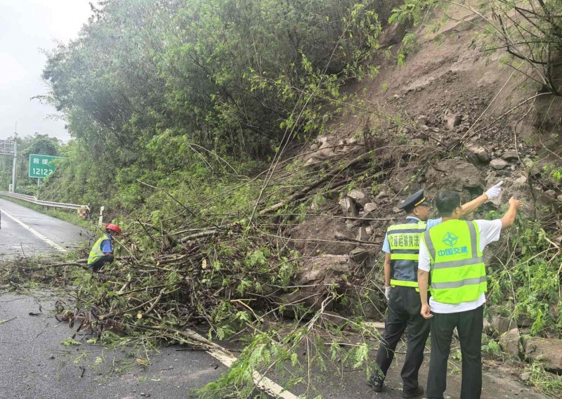 5小时高效处置!广泸高速边坡垮塌险情快速抢通