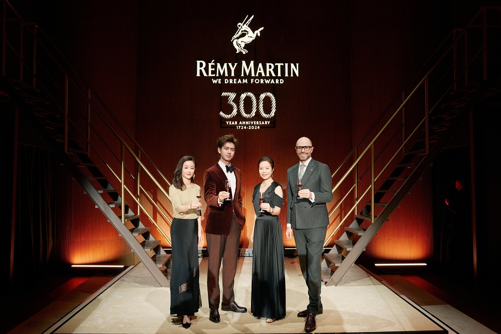 1734666192282440.jpg 图:人头马中国区品牌总监李轶女士、人头马club全球品牌代言人李现先生、人头马君度中国区首席执行官彭爽玲女士,以及人头马品牌全球执行董事阿莫里·温科莱特先生共同举杯,庆祝人头马酒庄300周年(从左至右).jpg