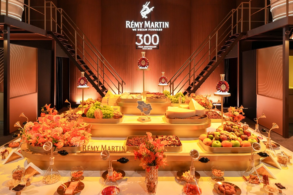 1734666489159507.jpg 图:宾客体验“饕餮品鉴”,品味干邑的馥郁风味.jpg