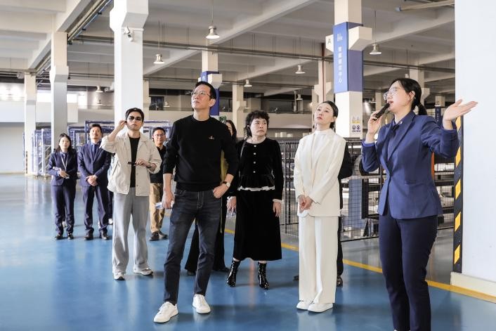 跨年盛宴,预见2025!皇派门窗邀您相约“预见2025·吴晓波年终秀”