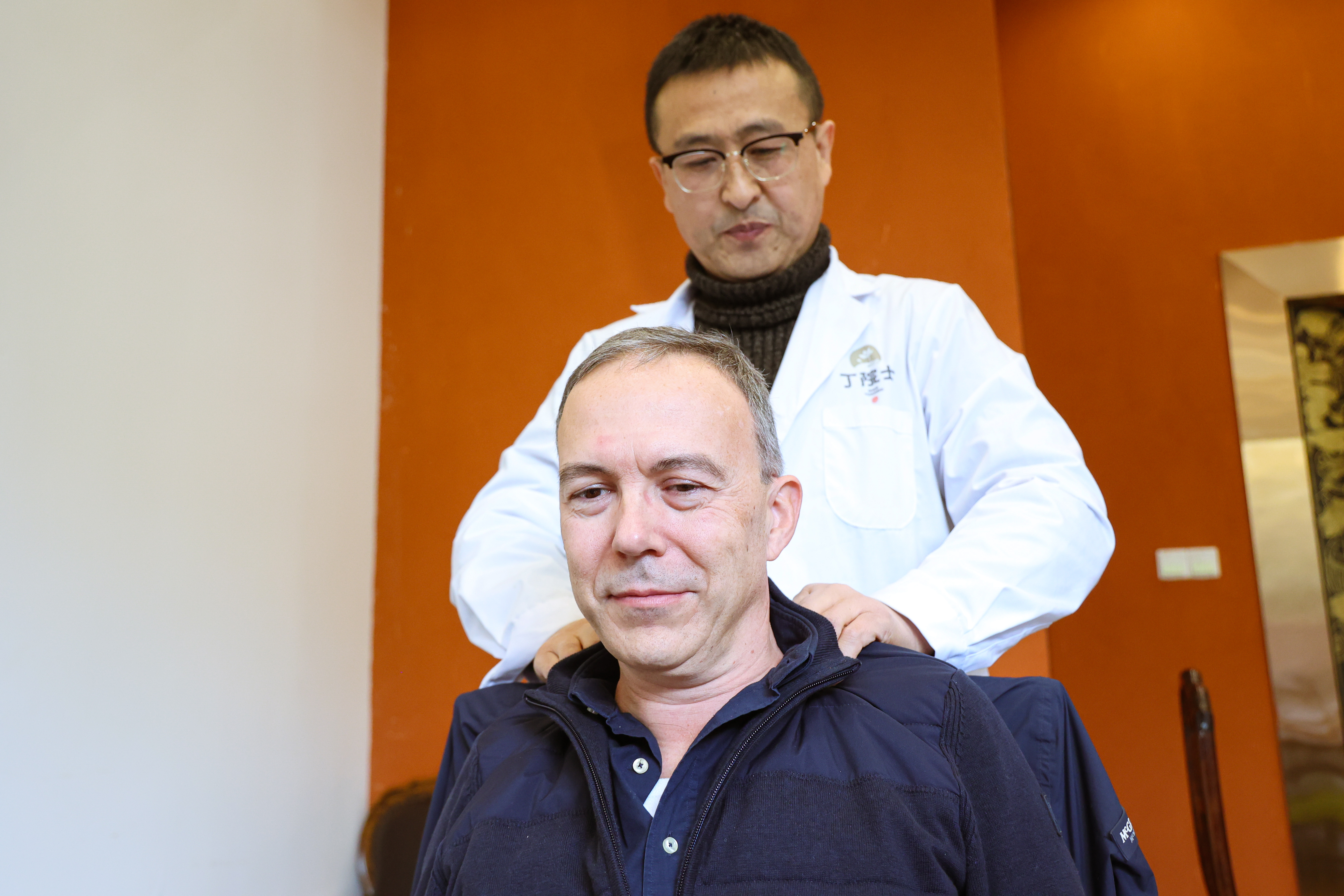 中医名家丁亚陵拜师红墙御医胡维勤,以传承创新助力慢性病防治