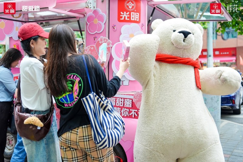 花开见光明!光明冷饮与上海制皂携手打造甜爱路“国潮浪漫新地标”