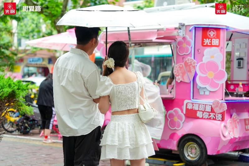 花开见光明!光明冷饮与上海制皂携手打造甜爱路“国潮浪漫新地标”