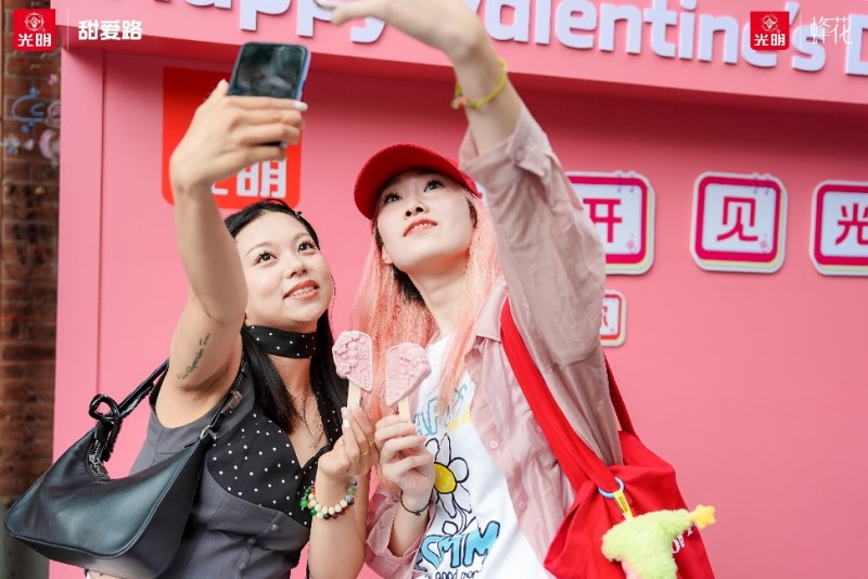 花开见光明!光明冷饮与上海制皂携手打造甜爱路“国潮浪漫新地标”