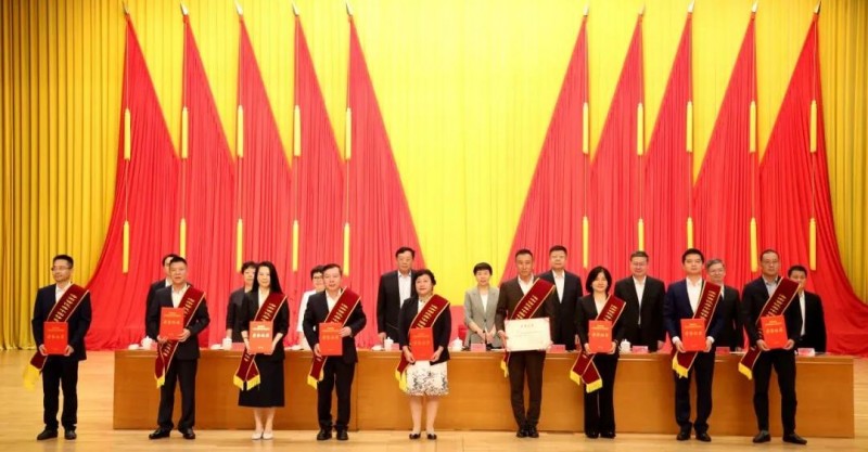 “实干兴业、担当履责”,一龄集团董事长李玮获海南省表彰