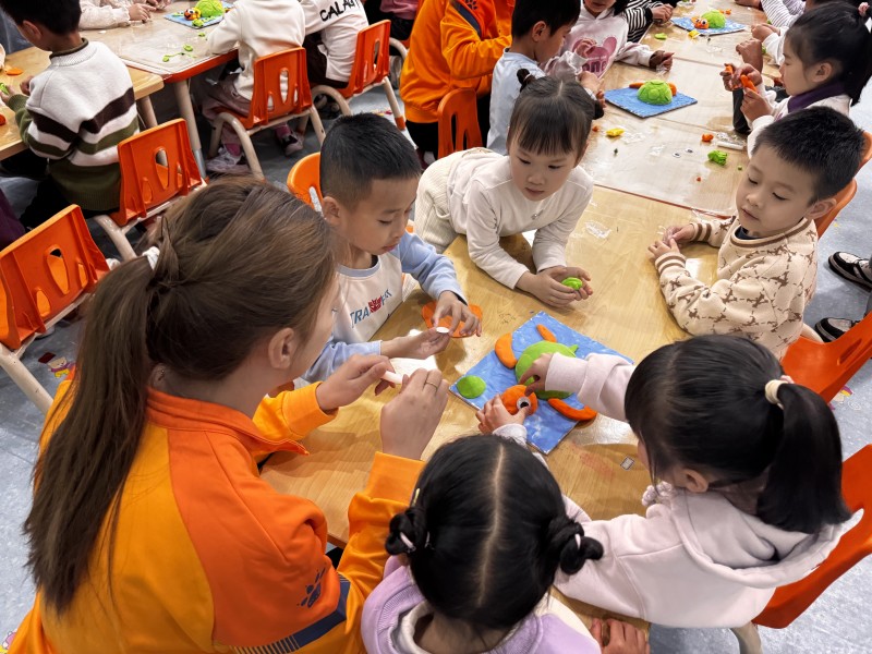 海底知识跃然指尖:北海职院 “指尖乾坤” 团队筑梦幼儿园科普行