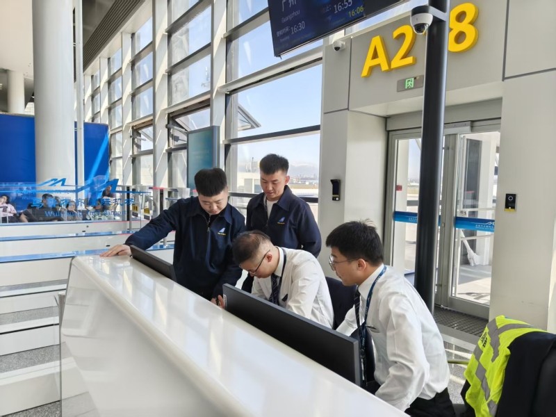 志愿春风暖天山,南航飞鹰伴您行 南航新疆分公司飞行部开展天山国际机场北区航站楼志愿服务活动