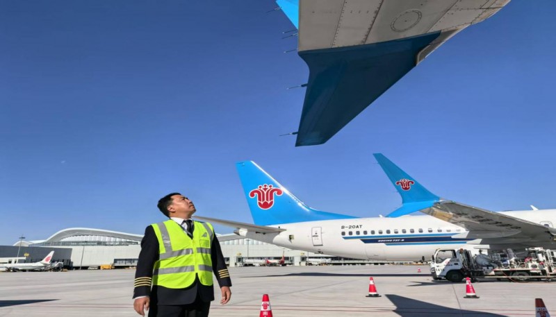 四道杠与天山云海:一位机长的职责跨越