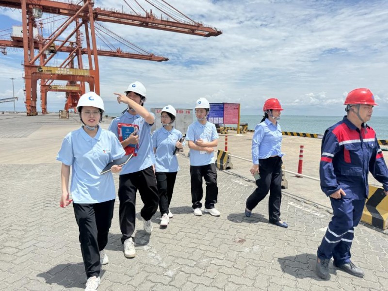 《北海职业学院 “凌波臂” 团队调研港口起重机》