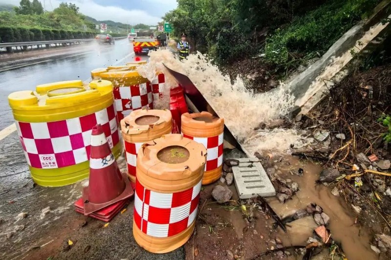 以“汛”为令!重庆交通执法昼夜坚守保安全