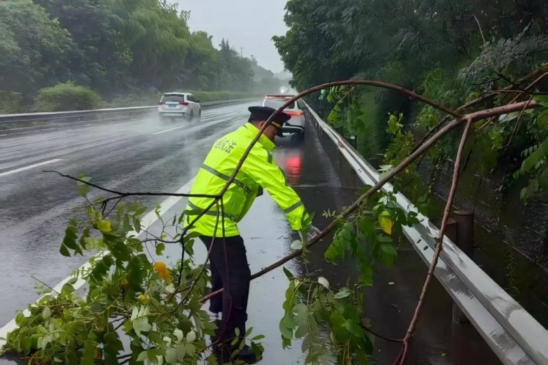 以“汛”为令!重庆交通执法昼夜坚守保安全