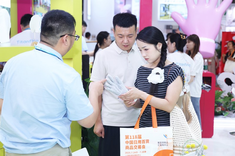 2025上海百货会完美落幕!添赞硬核“手护”实力圈粉,新品互动引热潮!