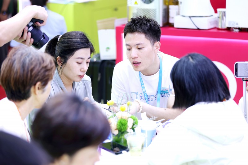 2025上海百货会完美落幕!添赞硬核“手护”实力圈粉,新品互动引热潮!