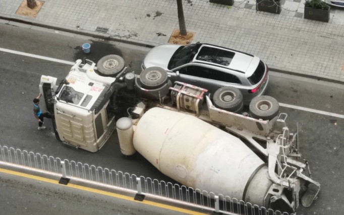 搅拌车侧翻生死瞬间,美的空调服务工程师英勇救人!集团表彰并奖车辆一台!