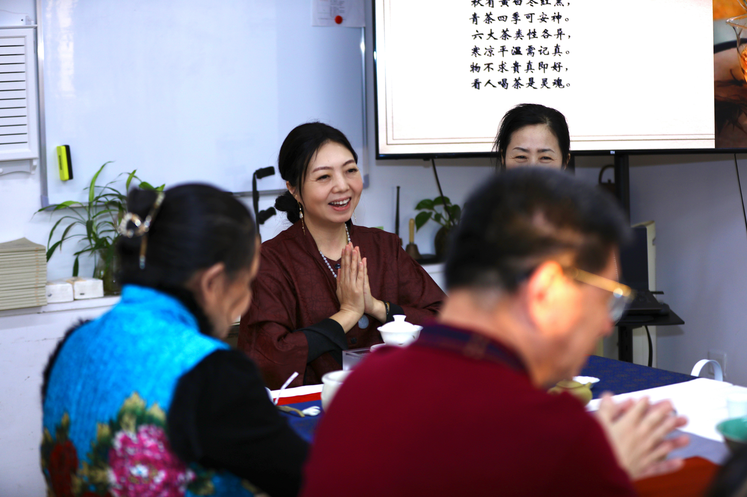 《跟着节气好好喝茶》:兰芷与她的茶香人生